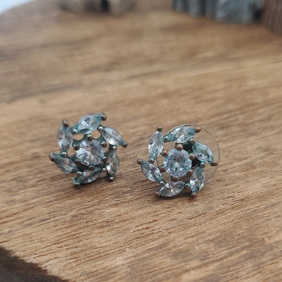 Estate Jewelry - Icy Elegant Silver Floral Stud Earrings E776